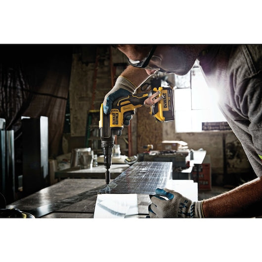 DeWalt DCF622M2 20V Max* XR Versa-Clutch Adjustable Torque Screwgun Kit