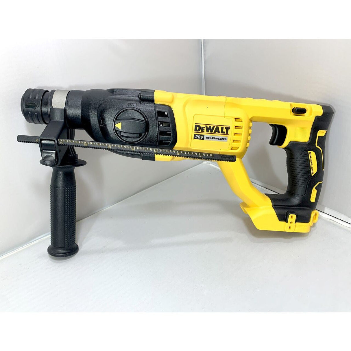 20V MAX* 1 IN. BRUSHLESS CORDLESS SDS PLUS D-HANDLE ROTARY HAMMER (TOOL ONLY)