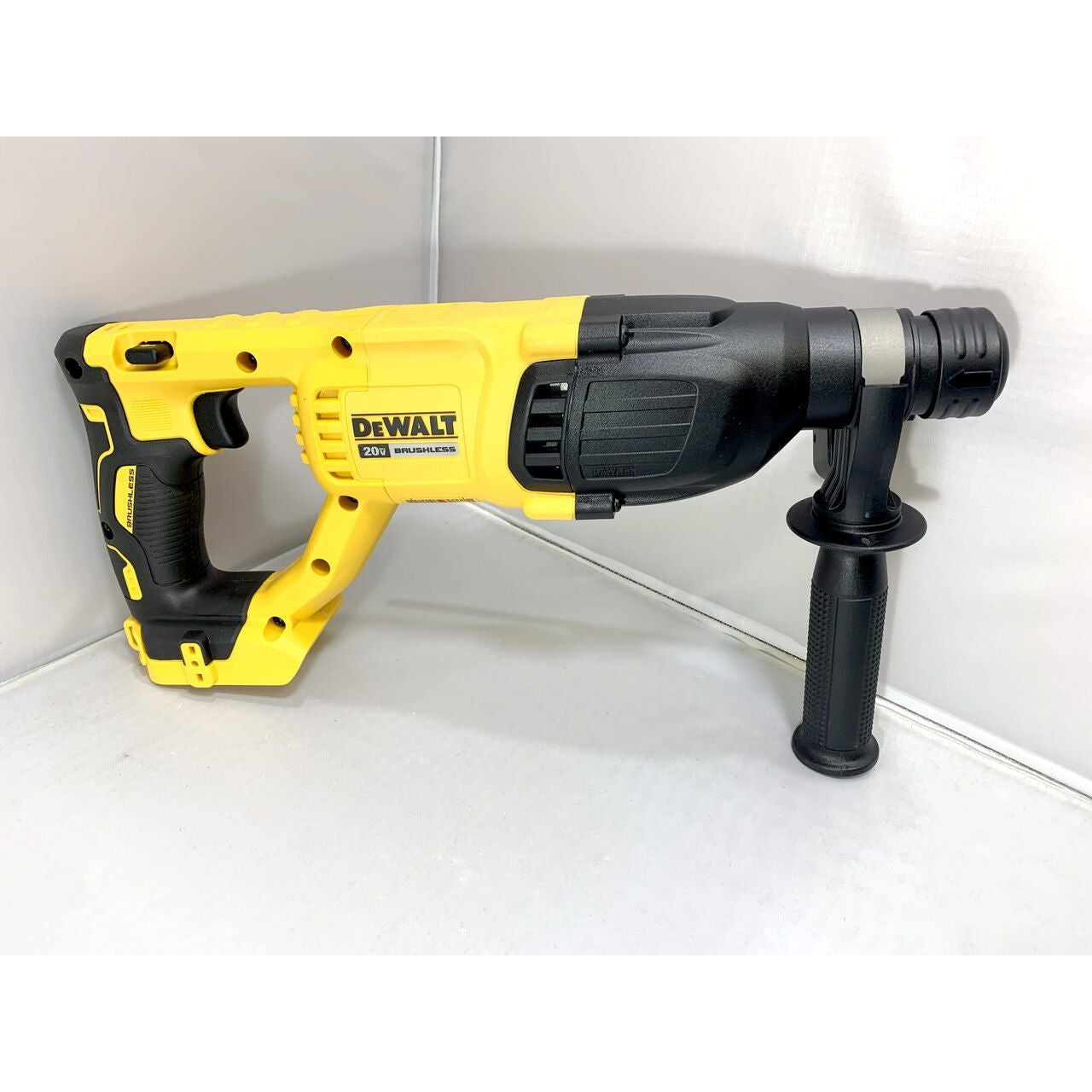 20V MAX* 1 IN. BRUSHLESS CORDLESS SDS PLUS D-HANDLE ROTARY HAMMER (TOOL ONLY)