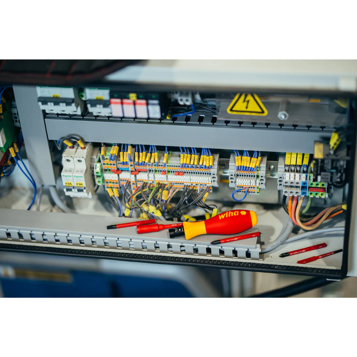 Wiha 28792 16 Piece Insulated Torque Control Driver and Slimline Blade Set