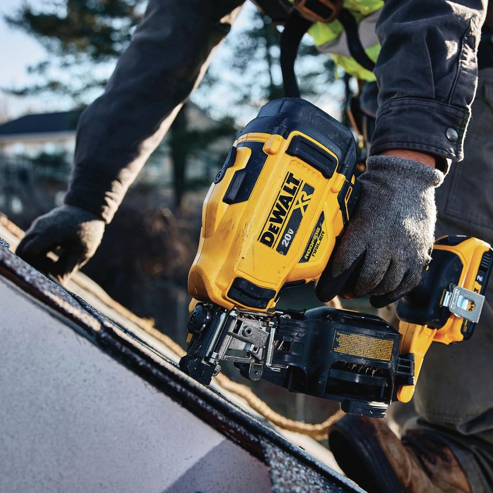 DeWALT DCN45RND1 20V 15 Degrees Lithium-Ion Cordless Coil Roofing Nailer Kit