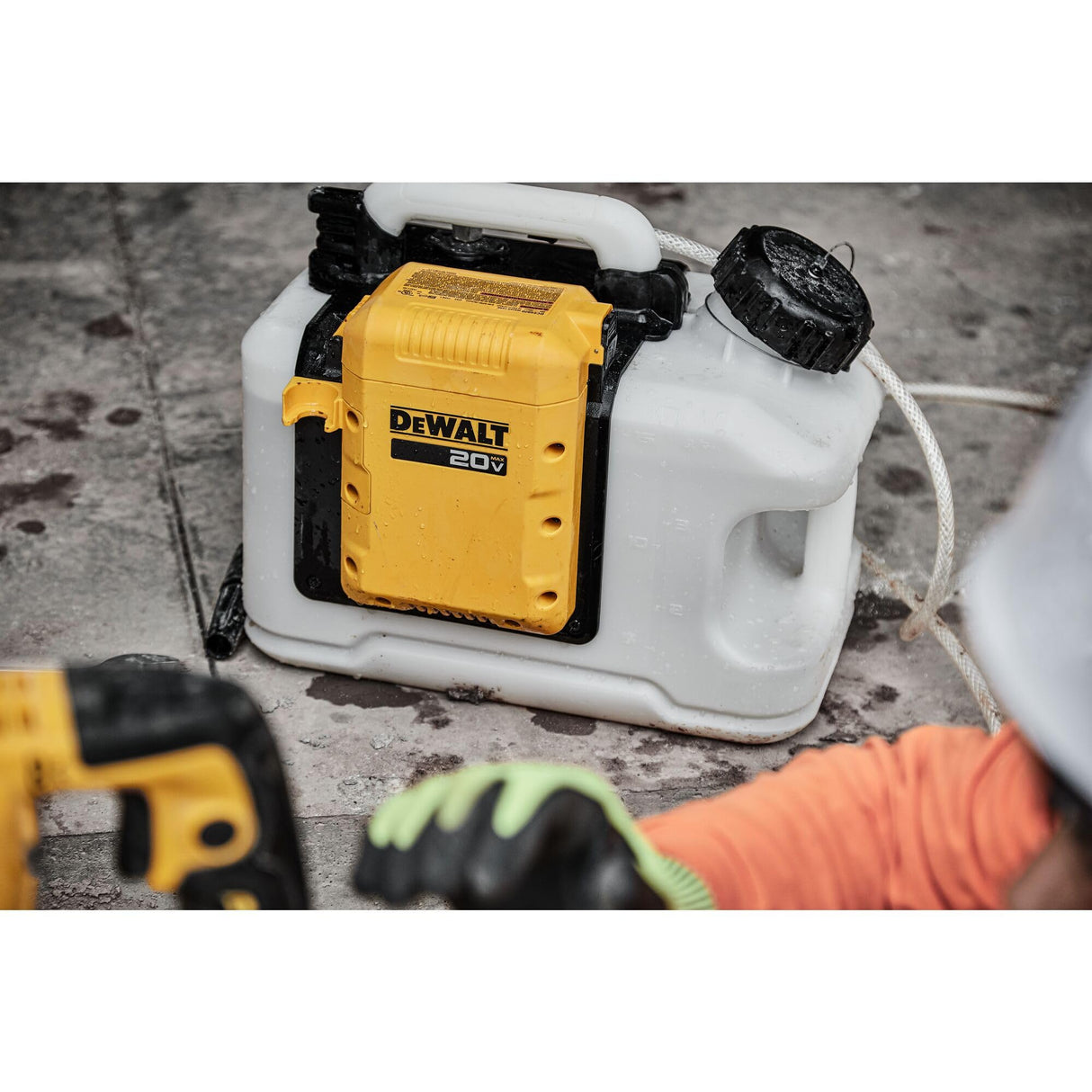 Dewalt DCE6820B 20V MAX* Powered Water Tank (Tool Only)