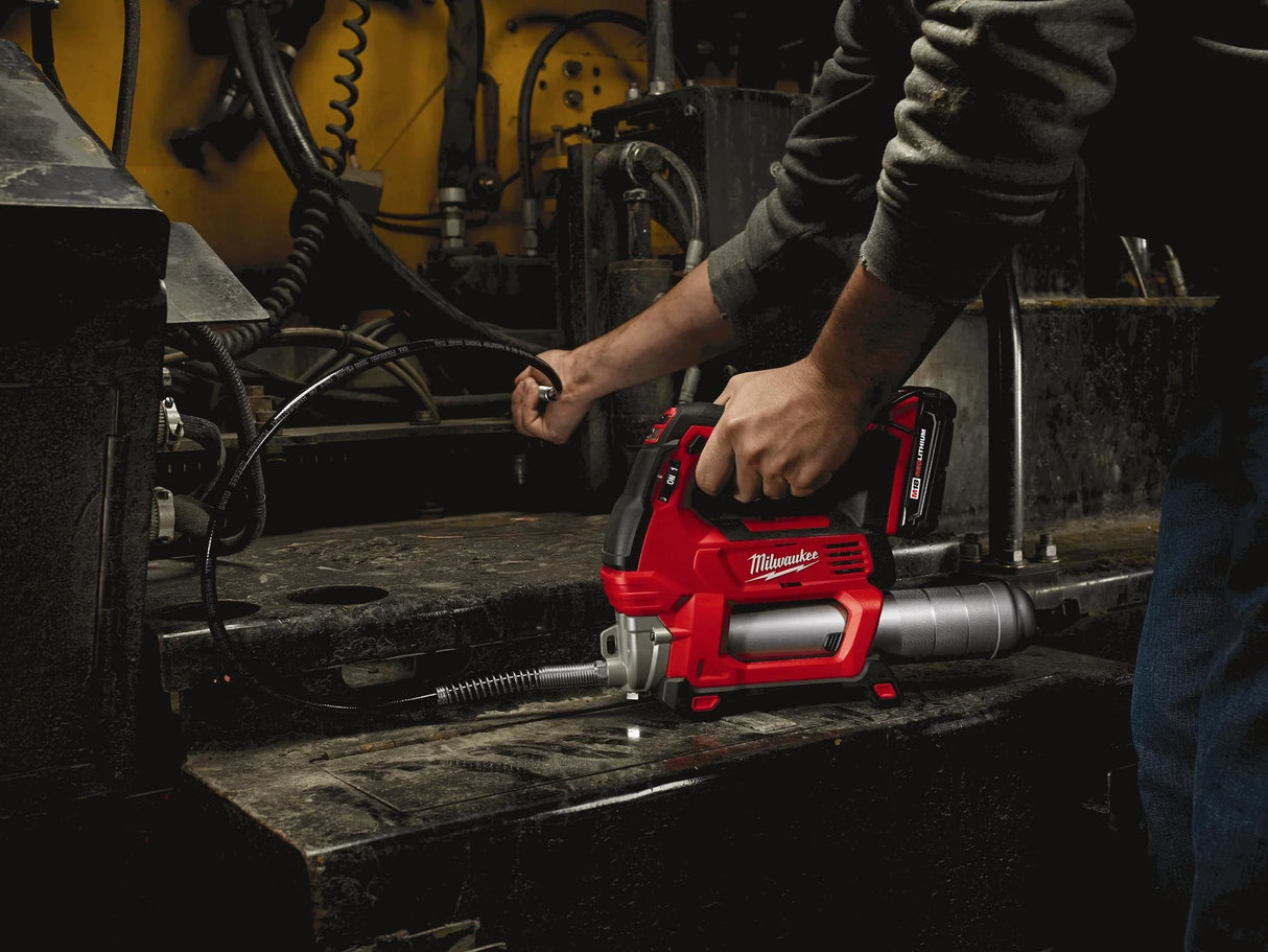 Milwaukee 2646-21CT M18 Cordless 2-Speed Grease Gun Battery Kit