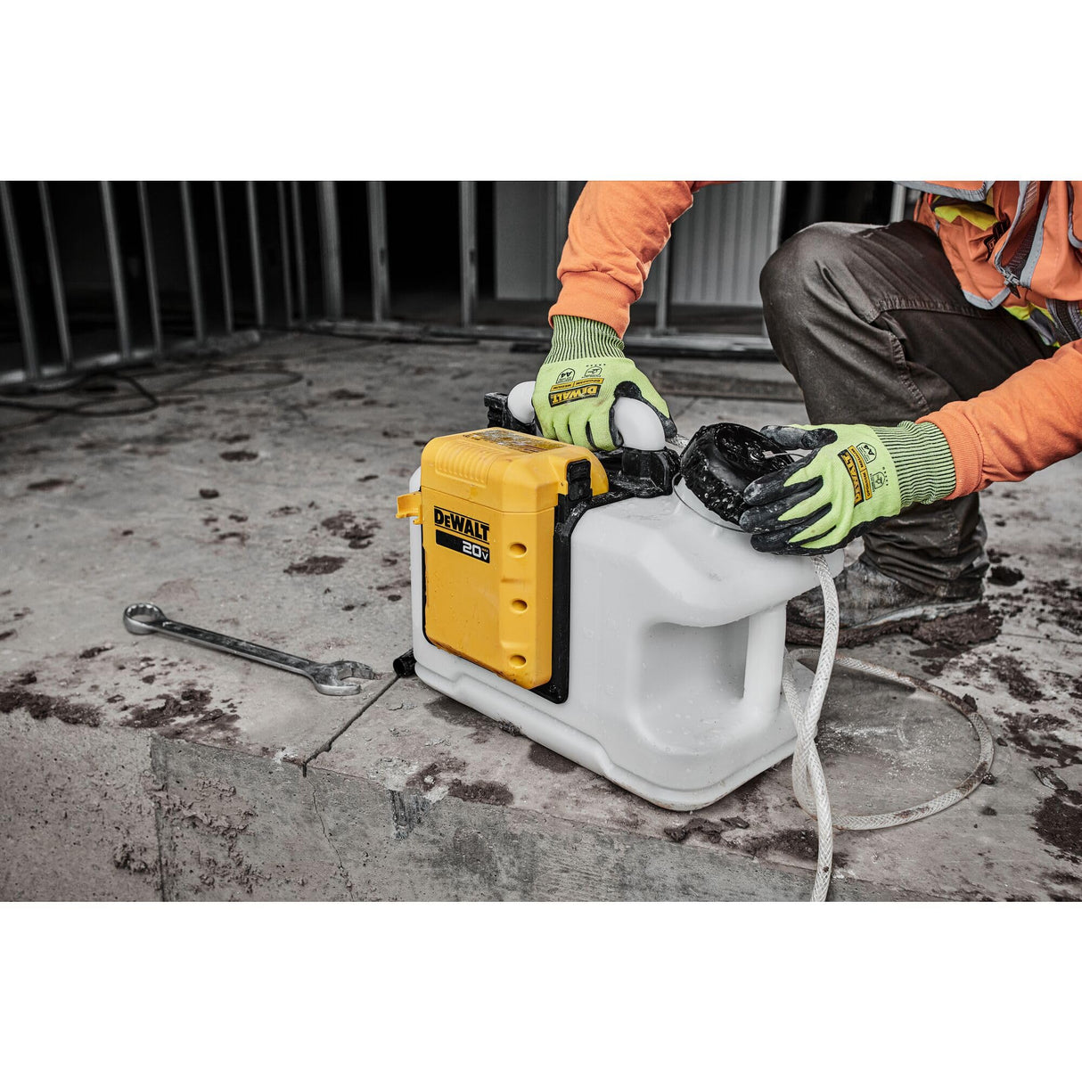 Dewalt DCE6820B 20V MAX* Powered Water Tank (Tool Only)